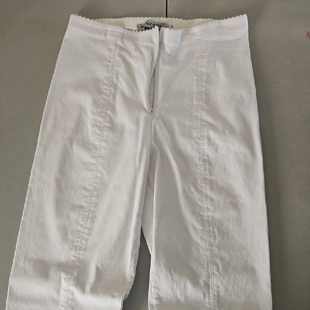 White Straight-Leg Women’s Jeans — Clean Mid-Rise Finish